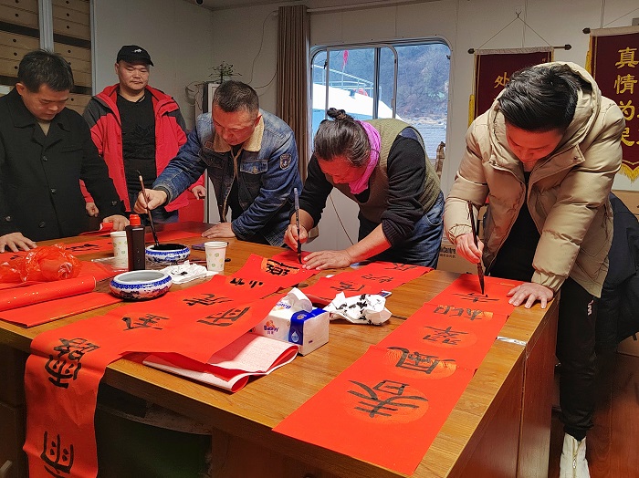 群賢畢至賀新春，揮毫潑墨送祝福